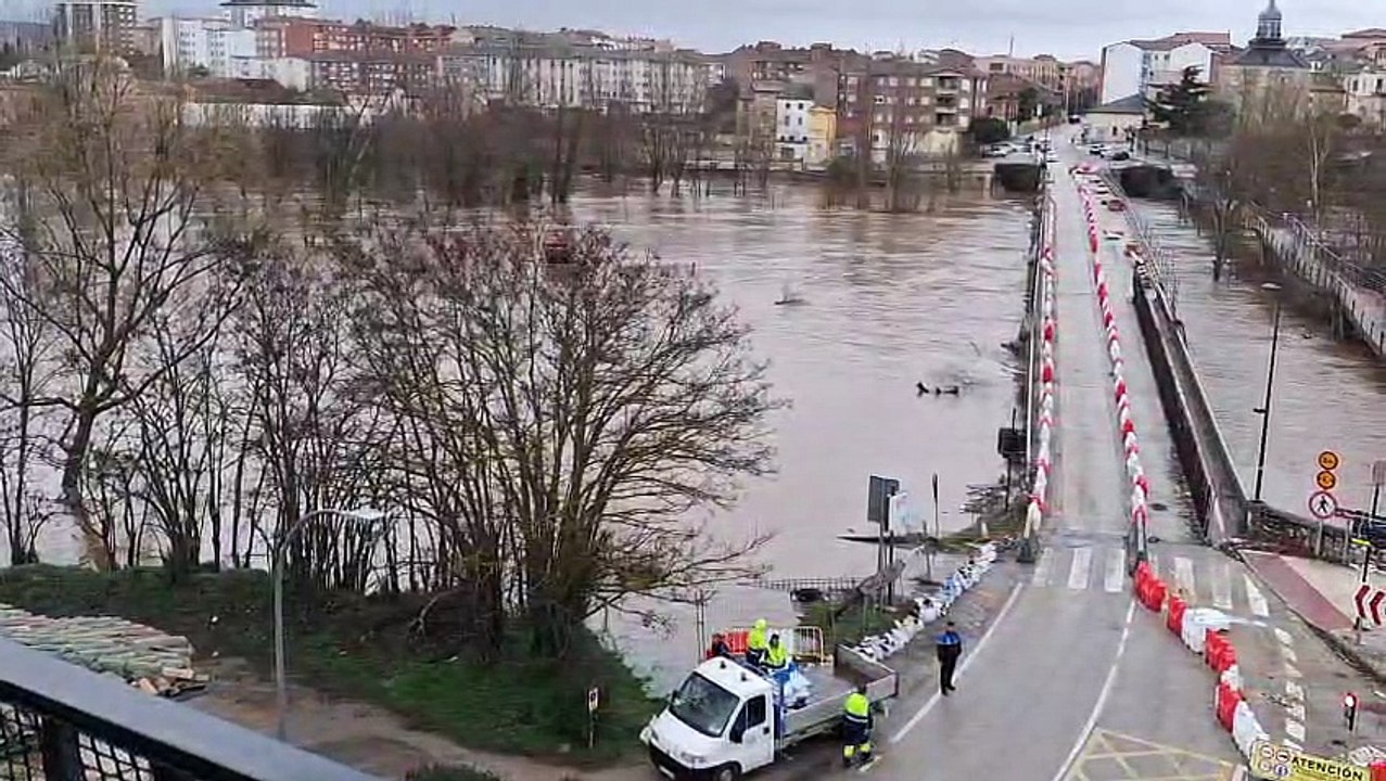 La crecida del Duero obliga a cortar el puente de Almazán