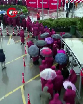 İndirim için geceden çadır kurup 8 saat yağmur altında beklediler