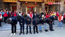 小年夜拜廟發放小紅包 陳其邁率市府團隊「謝謝大家」
