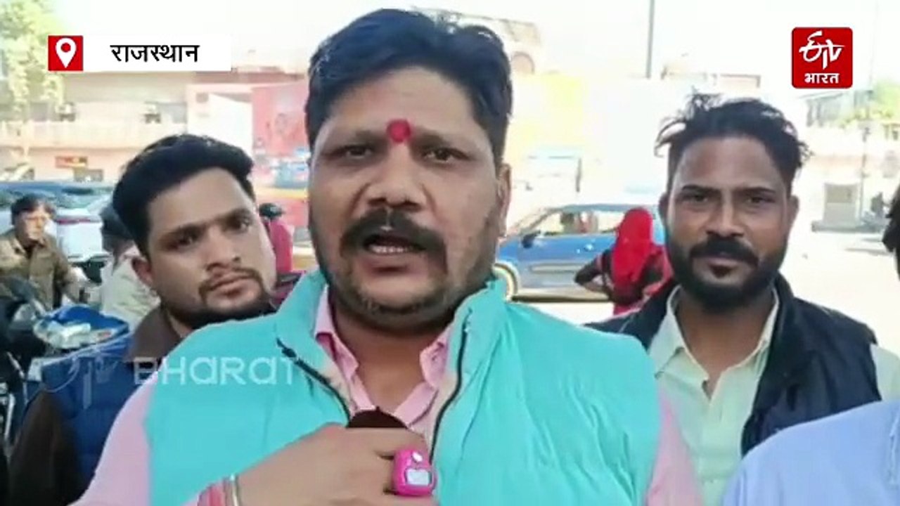 धीरेंद्र शास्त्री की कथा के पोस्टर फाड़े, अजमेर के बाद अब पुष्कर की घटना के खिलाफ जोरदार प्रदर्शन