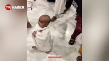 Kabe'de minik hacı! Tavaf ettiği görüntüler gönülleri fethetti!