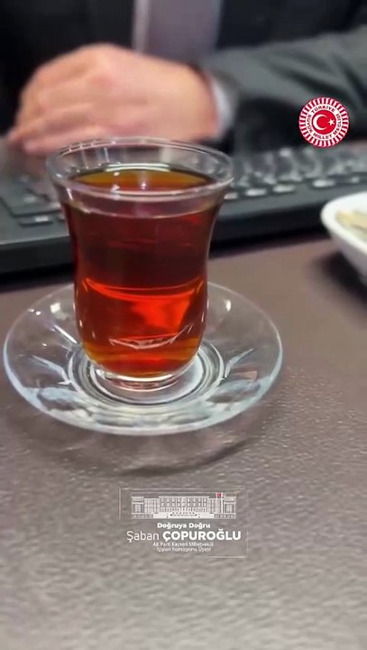 AK Parti’li vekil, Özgür Özel ile böyle dalgasını geçti