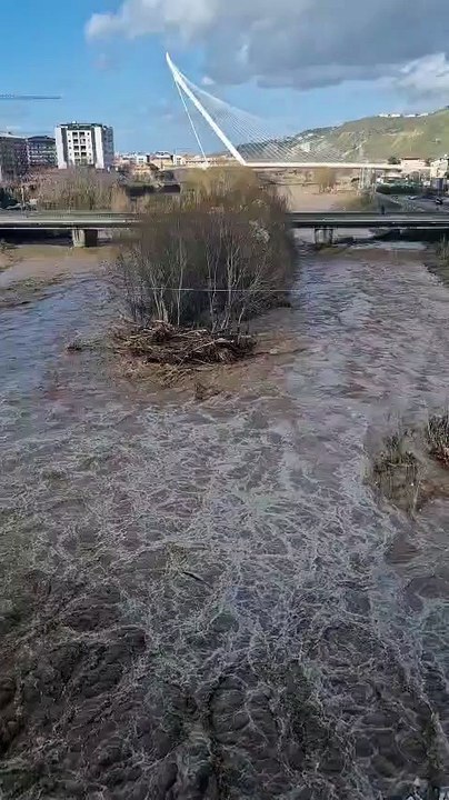 Maltempo a Cosenza, la piena del fiume Busento e la confluenza nel Crati