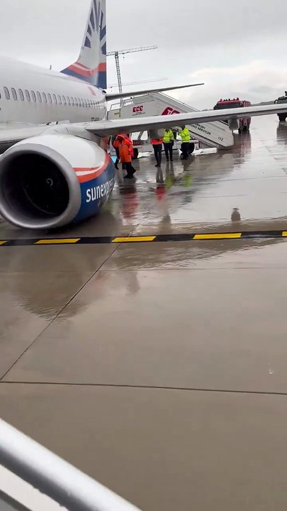 Antalya Havalimanı’ndan kalkış esnasında bir uçağın iniş takımları kırıldı.