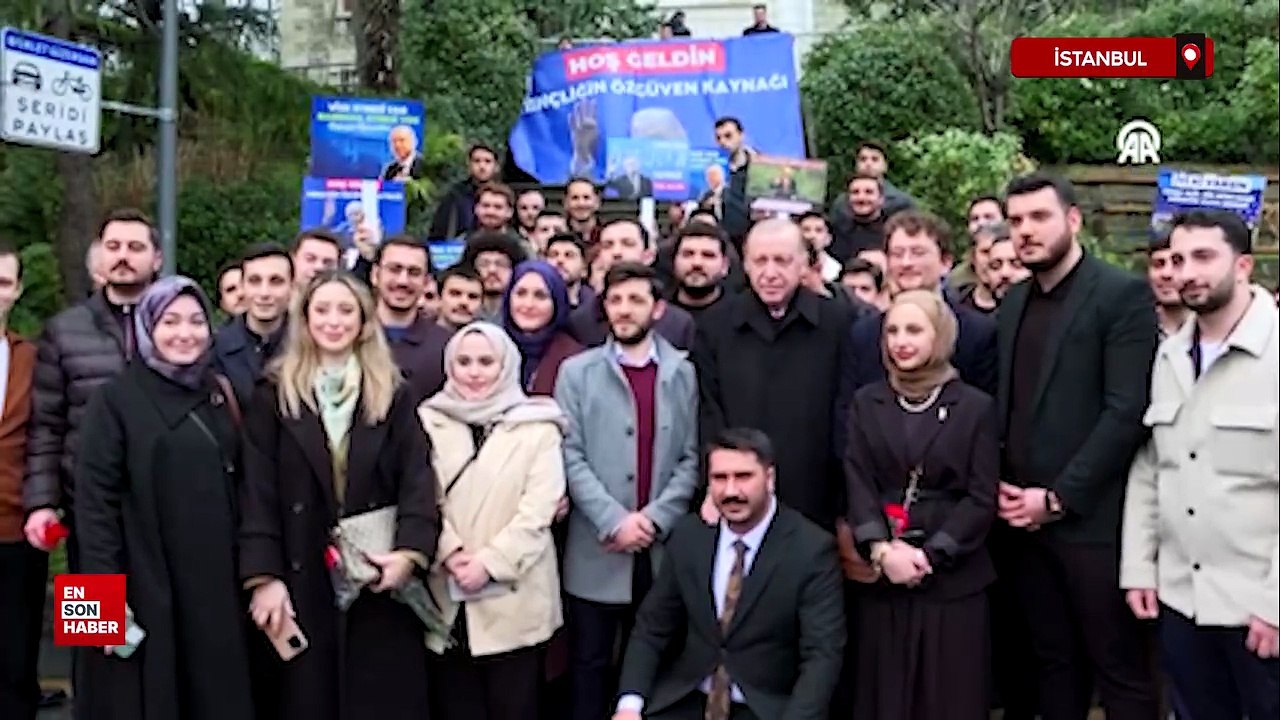 Cumhurbaşkanı Erdoğan, Boğaziçi Üniversitesi öğrencileri tarafından karanfillerle karşılandı