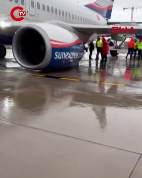 Kalkışa hazırlanan uçağın iniş takımları kırıldı