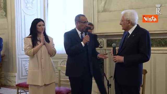 Gli artisti di Sanremo cantano Azzurro, l'ironia di Mattarella: «La sapevo, ma mi hanno insegnato a cantare senza emettere suoni»