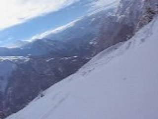 Descente sur la poudreuse du Mont de la Guerre (La Plagne)