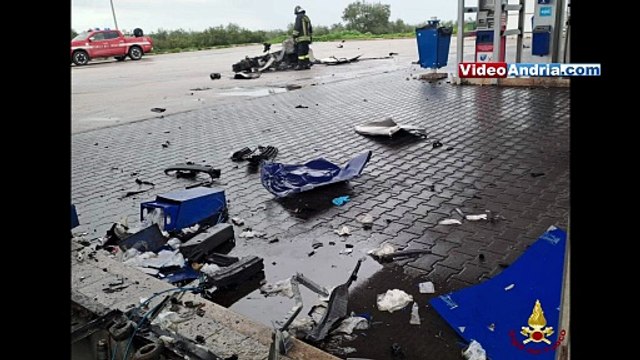 Incidente sulla Ss 16: auto si schianta contro un distributore di carburanti, tragedia sfiorata