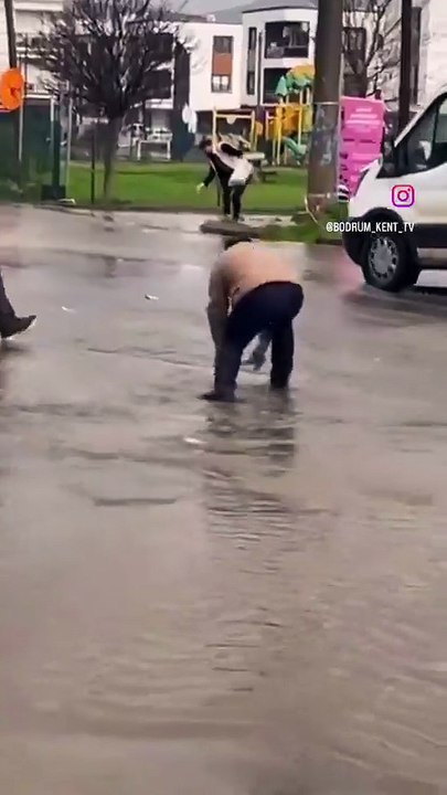 CHP'li belediyeden hizmet gibi hizmet (!) Vatandaşlar yollardan poşet poşet balık topladı