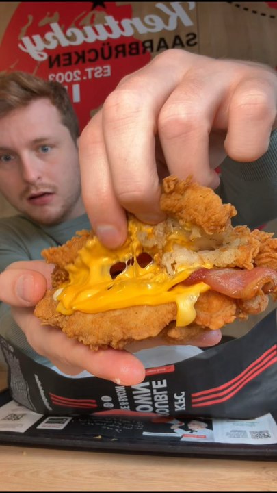 Nouveautés KFC 😍✨Un sandwich sans pain, uniquement avec du poulet, cheddar et bacon 🥓😱Et j’en ai profité pour tester tout le reste de la carte ! ✨🔥Et toi, tu as déjà testé ? 👀🍗