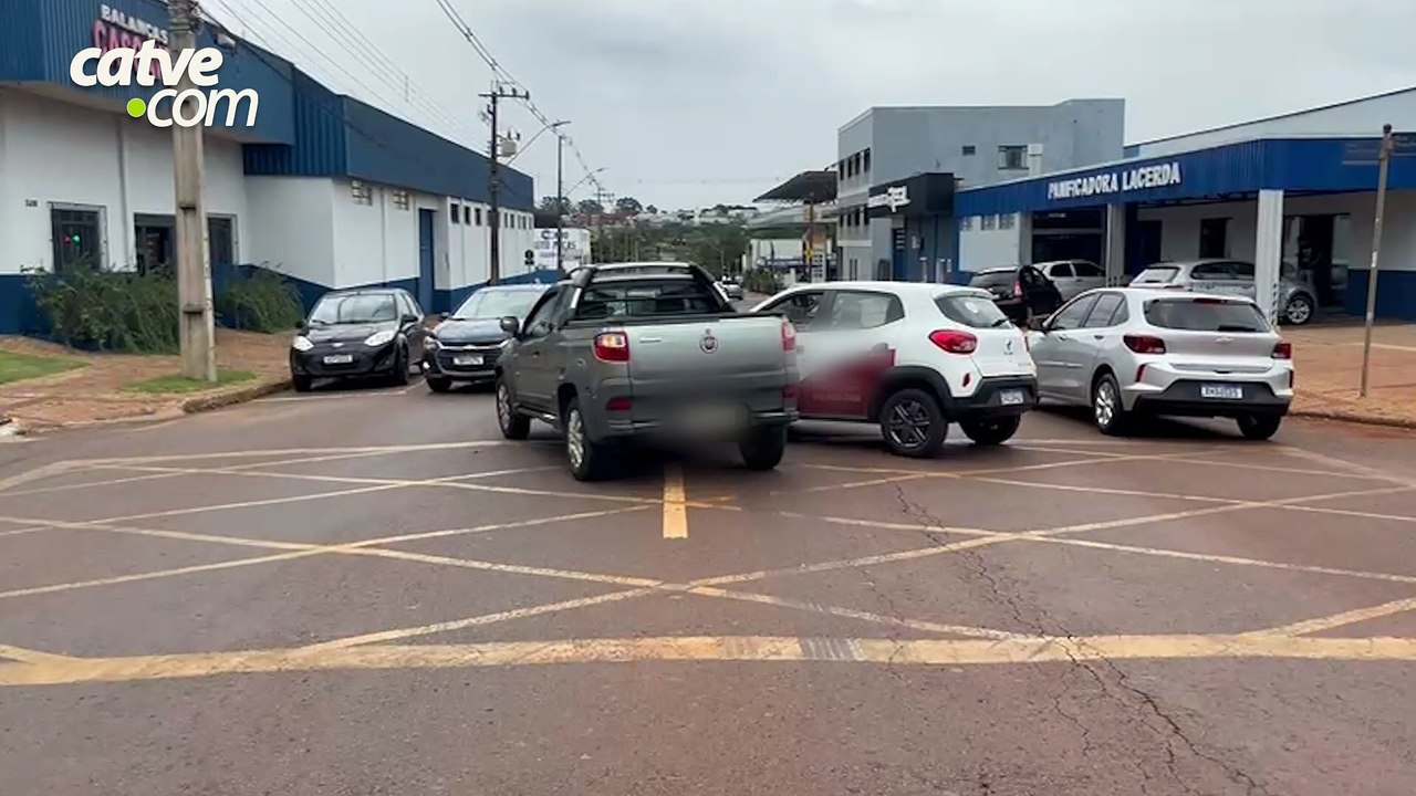 Dois carros se envolvem em acidente no bairro Claudete
