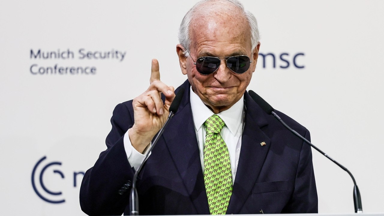 L'ambasciatore Ischinger ironizza sugli occhiali di Macron: «Quello che è successo a Davos non deve rimanere a Davos»