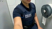 Parfois, j’ai l’impression que mon uniforme arrive avant moi. Avant mon sourire. Avant ma personnalité. Avant même que quelqu’un apprenne à me connaître. Quand je dis que je suis policière, il y a souvent un silence. Un petit changement dans le regard.