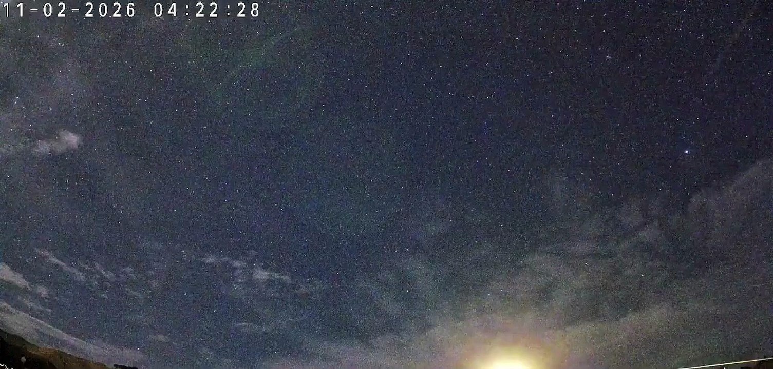 ☄️🇳🇿 Un énorme météore en boule de feu a illuminé le ciel au-dessus de la Nouvelle-Zélande, provoquant une explosion si puissante qu’elle a fait trembler les maisons des habitants à proximité. 💥🏠 📸 Fireballs Aotearoa