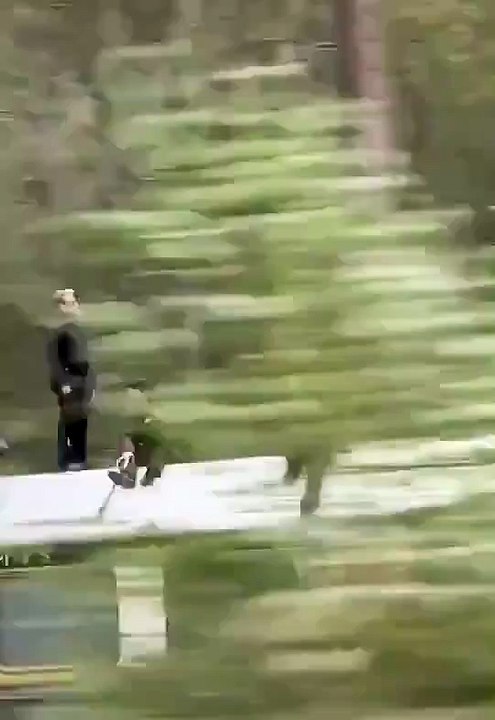 🚗🇳🇴 Un homme conduisait sa voiture en Norvège lorsqu’il a soudain aperçu Tom Cruise par hasard sur le toit d’un train en train de tourner l’un de ses films. 🎬🚆😲