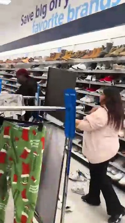 🛒🚨 Un agent de sécurité est traîné à travers le magasin alors qu’il tente d’empêcher un homme de commettre un vol à l’étalage. 💥👮‍♂️