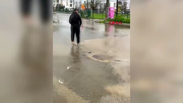 Bodrum'da sağanak; yollar trafiğe kapandı, iş yerlerini su bastı