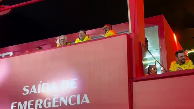 ELE CHEGOU! Carlo Ancelotti é visto em camarote no Carnaval de Salvador; assista