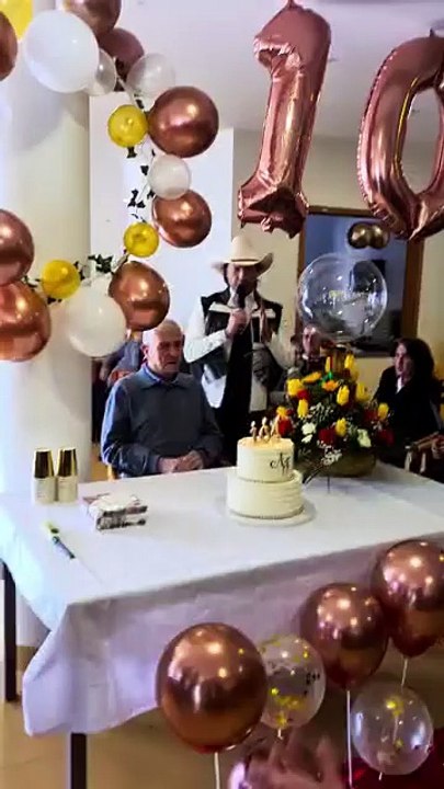 António celebrou 104 anos. Zé Amaro e Quim Barreiros estiveram na festa