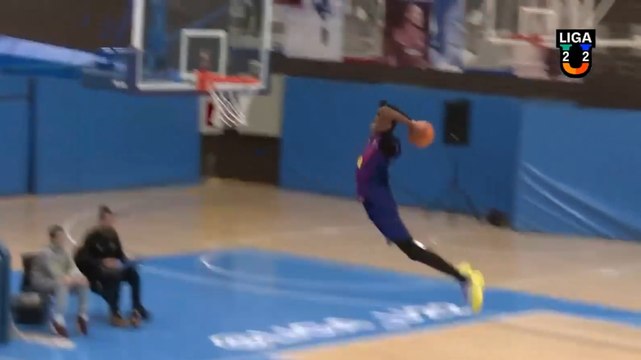 È lui il futuro del basket? Ha 14 anni, è alto più di 2 metri e schiaccia così