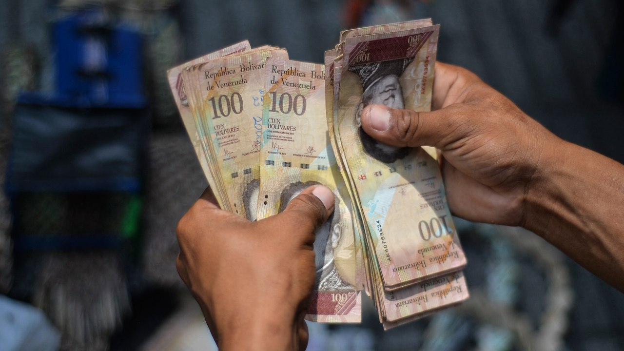 Así están falsificando dólares y pesos en Colombia: usan bolívares para frenar la detección