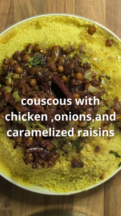 couscous with chicken ,onions,and caramelized raisins