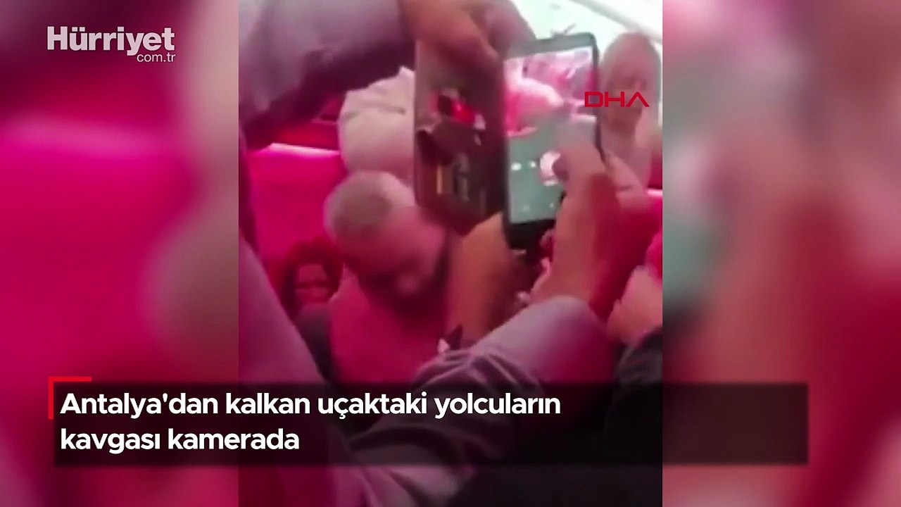 Antalya'dan kalkan uçaktaki yolcuların kavgası kamerada