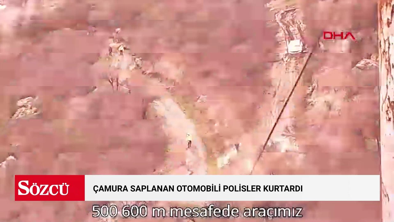Çamura saplanan otomobili polisler kurtardı