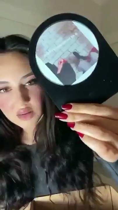 Erkek arkadaşının Sevgililer Günü’nde aldığı hediyeleri gösteren kadın