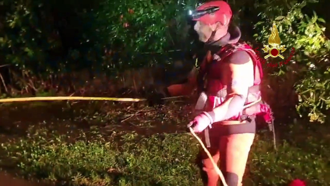 Maltempo, il fiume in piena fa paura: salvate cinque persone dalla furia dell'acqua - LE IMMAGINI