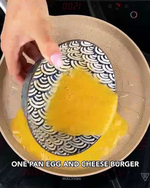 Healthy burger boosted with eggs🍔
