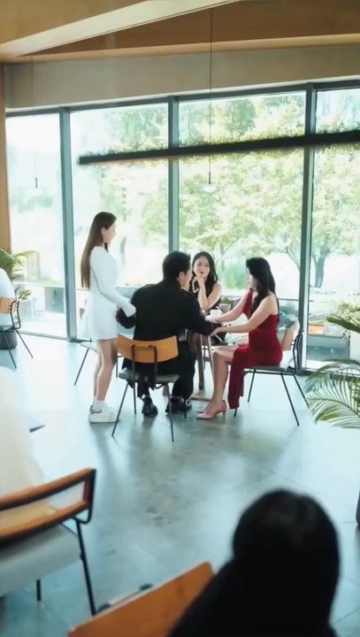 Chico humilde y su hija son humillados en una cita. Una CEO da fortuna y se vuelve su madrastra.