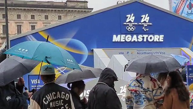 Fumata anomala al megastore delle Olimpiadi: allarme in piazza Duomo