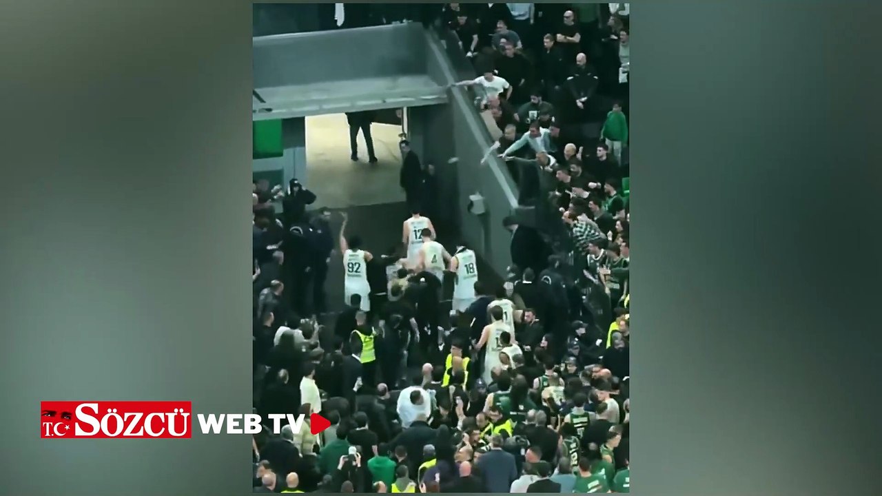 Fenerbahçe Basketbol takımı oyuncularına şişe ve bardak fırlatıldı