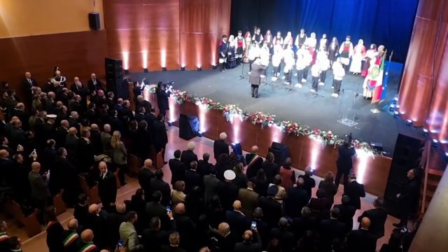 Applausi e tanta emozione fra gli studenti che cantano l'Inno di Mameli: Mattarella fa il suo ingresso al Ten Eliseo di Nuoro - IL VIDEO