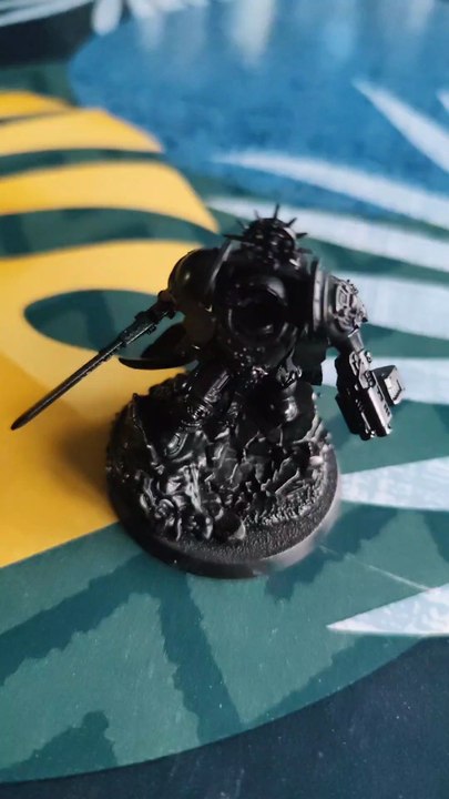 🎨 Modélisme/Peinture 🎨 : Warhammer 40k ! J'ai commencé la Combat Patrol de Warhammer 40k avec Hachette Collection. Les Space Marines chapitre Ultramarines ! J'ai passé une sous couche noir pour commencer et j'attends la suite des peintures.