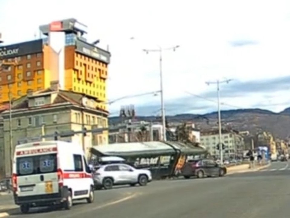 Straßenbahn fliegt aus der Kurve und rammt Haltestelle