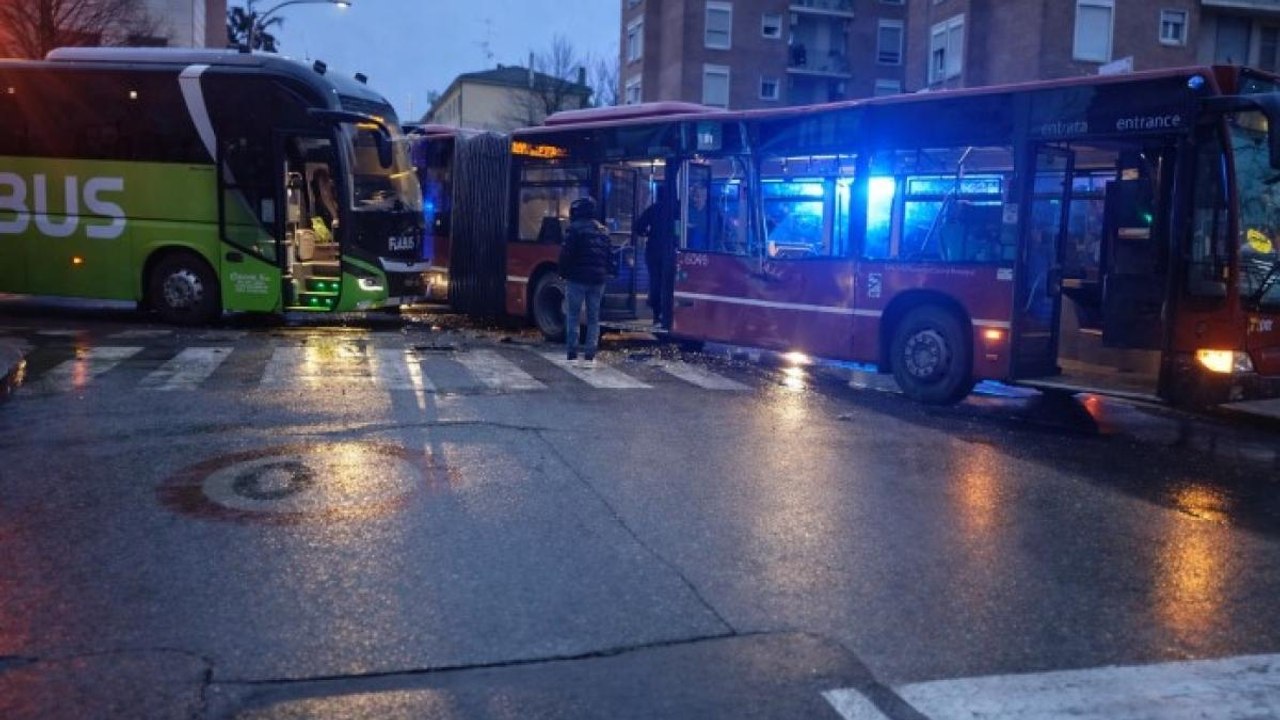 Scontro tra un pullman Flixbus e un autobus a Bologna. Sette feriti lievi