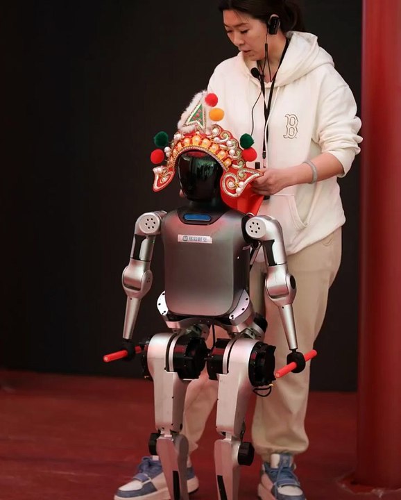 🚨🤖🎊 La Chine prépare un Nouvel An lunaire pas comme les autres. Entre performances culturelles et démonstrations d’IA, la fête devient un show futuriste à ciel ouvert. Une immersion spectaculaire au cœur de la tech et des traditions.