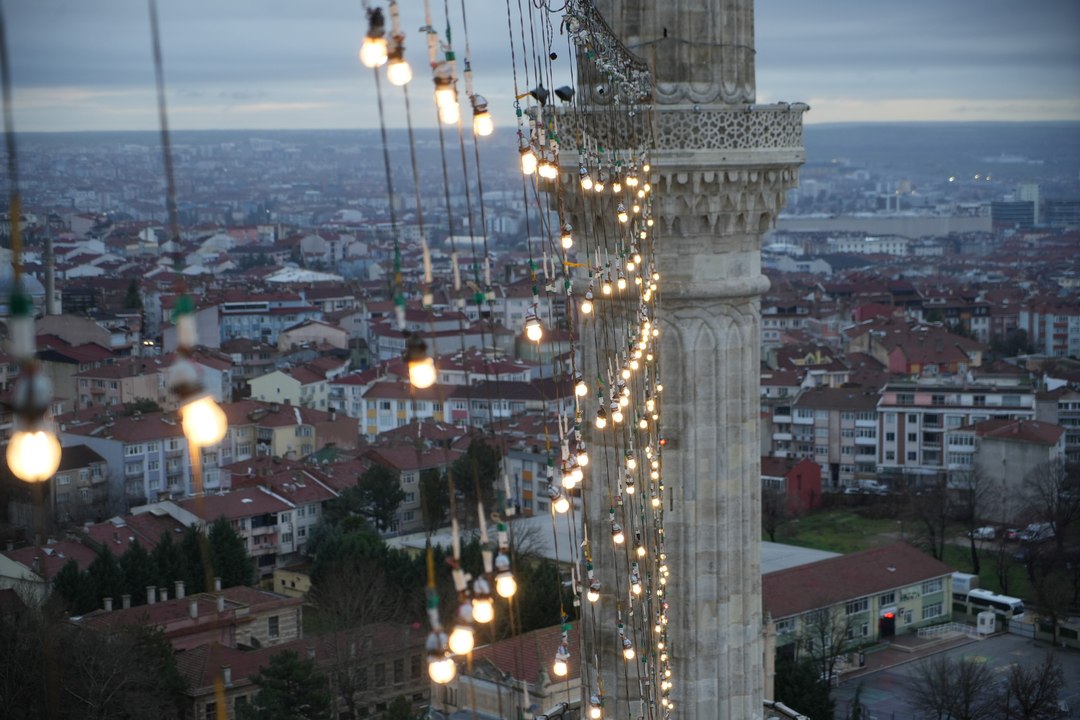 Selimiye Camii’nde ramazan coşkusu: Minareler mahya ile aydınlandı