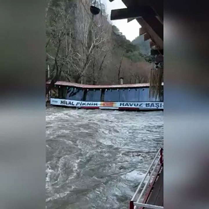 Alanya’da yoğun yağışın ardından taşan Dim Çayı’ndaki bir işletme, akıntıya kapılarak yerle bir oldu