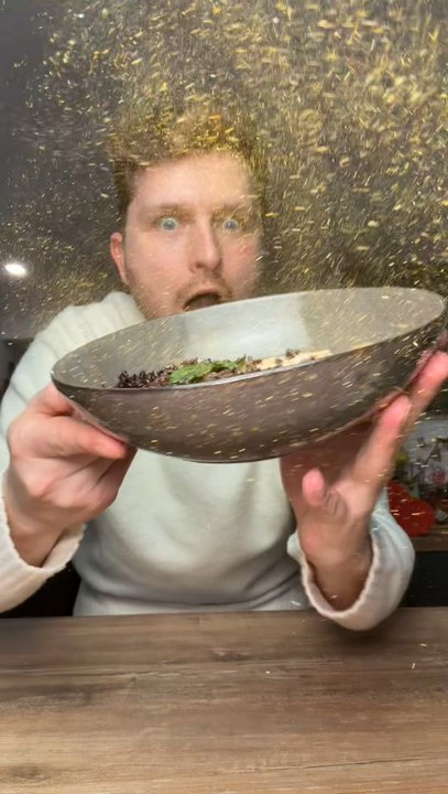 La boîte à aimer 😍🌹La mystery box parfaite pour la Saint-Valentin ✨À l’intérieur, on a l’apéritif, mais aussi entrée, plat et dessert pour 2 personnes 😱Et pour le dessert, deux moelleux chocolat–framboise 😍🍫