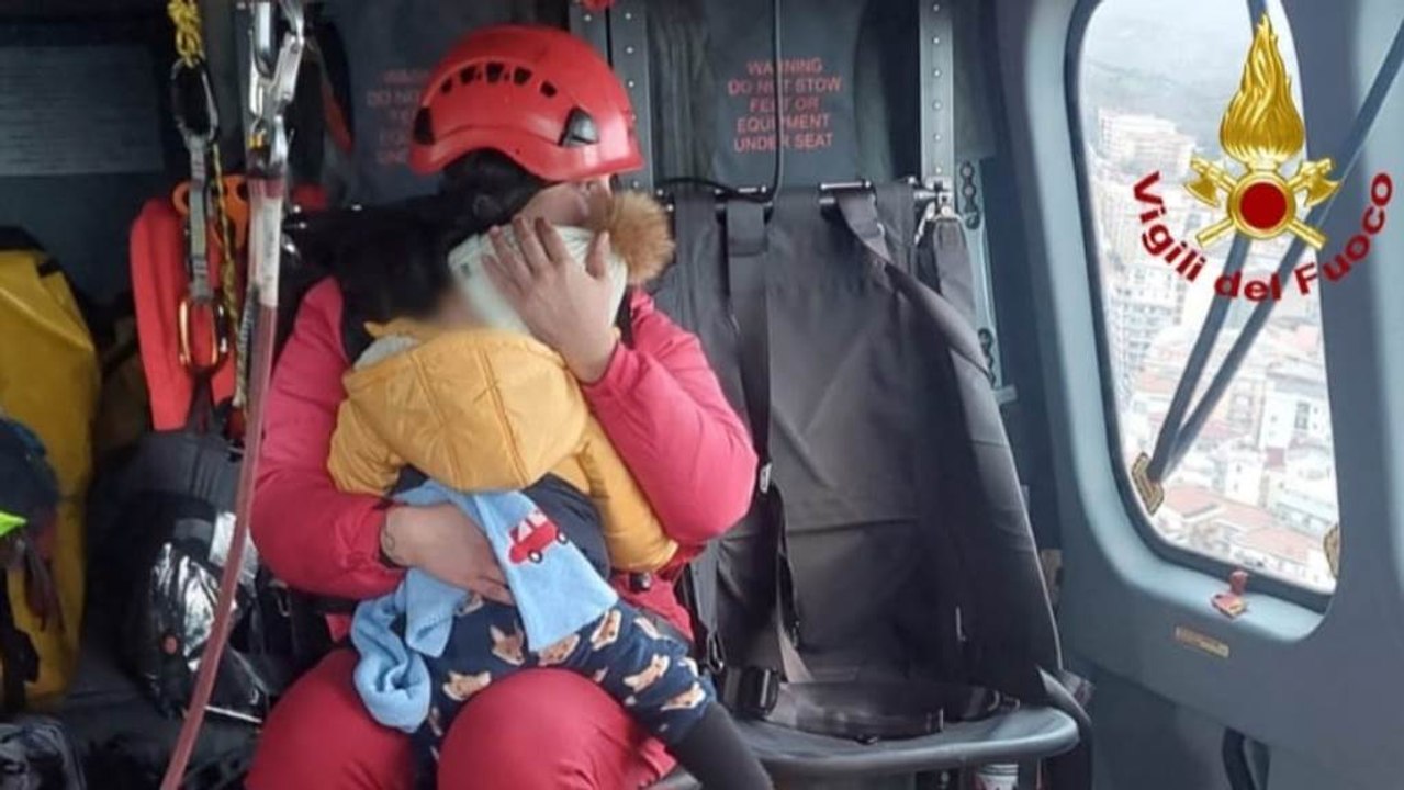 Esonda il fiume Crati, Vigili del Fuoco salvano mamma e la sua bimba in elicottero (14.02.26)