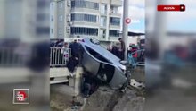 Mersin'de kaza yapan araç köprünün korkuluklarında asılı kaldı facia ucuz atlatıldı