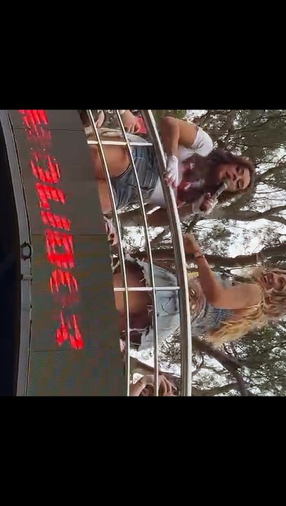 Grávida, Lauana Prado anuncia sexo e nome do bebê em trio elétrico em SP