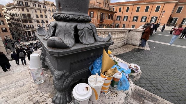 Roma, Trinità dei Monti tra rifiuti e controlli dei vigili