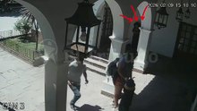 El momento en que una mujer merodea en la Municipalidad de Rosario de Lerma
