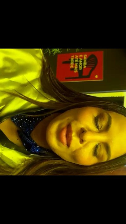 Alinne Rosa falando sobre o tema do carnaval e as cores do bloco o Vale   Verde e amarelo  Foi proposital para retomar as cores que foram usadas por muito tempo pelos bolsonaristas