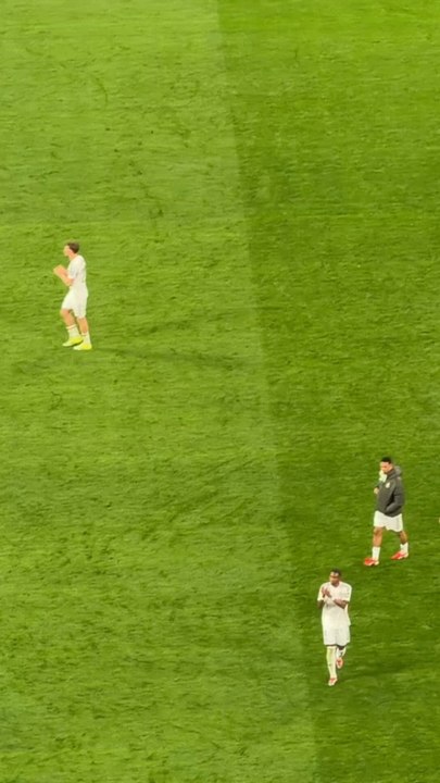 Detallazo de Huijsen con el Bernabéu a pesar de los pitos tras el penalti